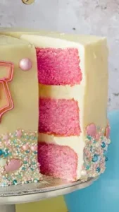 corte de una porción de tarta con bizcocho de revelación